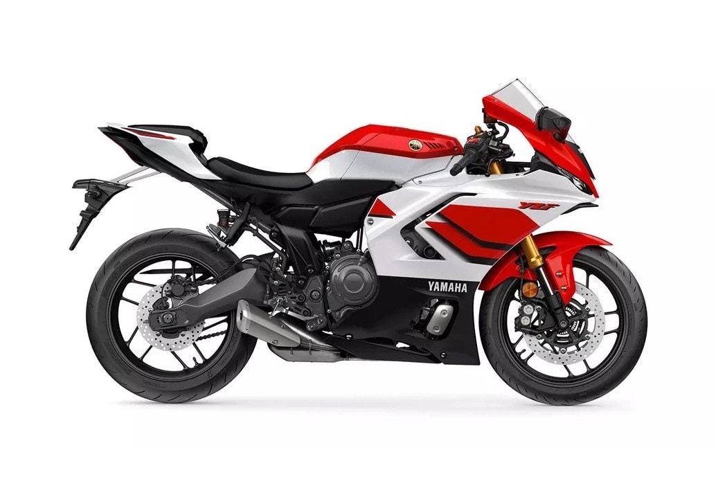 <div class='descrGalleryTitle'>7.	Yamaha R7</div><div class='descrGalleryText'><p>La <b><a href="https://www.dueruote.it/news/moto-scooter/2025/11/04/yamaha-r7-gli-aggiornamenti-del-modello-2026/">Yamaha R7</a> </b>non è una vera novità, ma per il 2026 riceve alcuni importanti aggiornamenti, in particolare in tema di elettronica. Arriva una nuova <b>piattaforma inerziale a 6 assi </b>derivata da quella della R1, che permette il funzionamento di controlli elettronici regolabili su più livelli: controllo di trazione, lo slide control, una sorta di controllo di imbardata, anti impennata, launch control, brake control e gestione del freno motore. Arriva un <b>comando gas elettronico</b> e con esso tre riding mode predefiniti, più due personalizzabili. Rivisti gli innesti delle prime tre marce del cambio, c’è un quick shifter bi-direzionale.</p>
<p>Novità anche in campo ciclistico: <b>il telaio è più rigido</b>, la forcella Kayaba da 41 mm completamente regolabile è più leggera, mentre i cerchi sono gli Yamaha SpinForged, anch’essi più leggeri dei precedenti. Tra le novità più effimere, le colorazioni, tra cui la <b>livrea celebrativa del 70° anniversario Yamaha</b> che riprende fedelmente quella dell'originale R7 del 1999, un colpo al cuore per i nostalgici.</p>
</div>